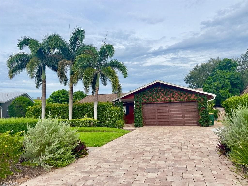 4836 Napoli DR NAPLES, FL 34103