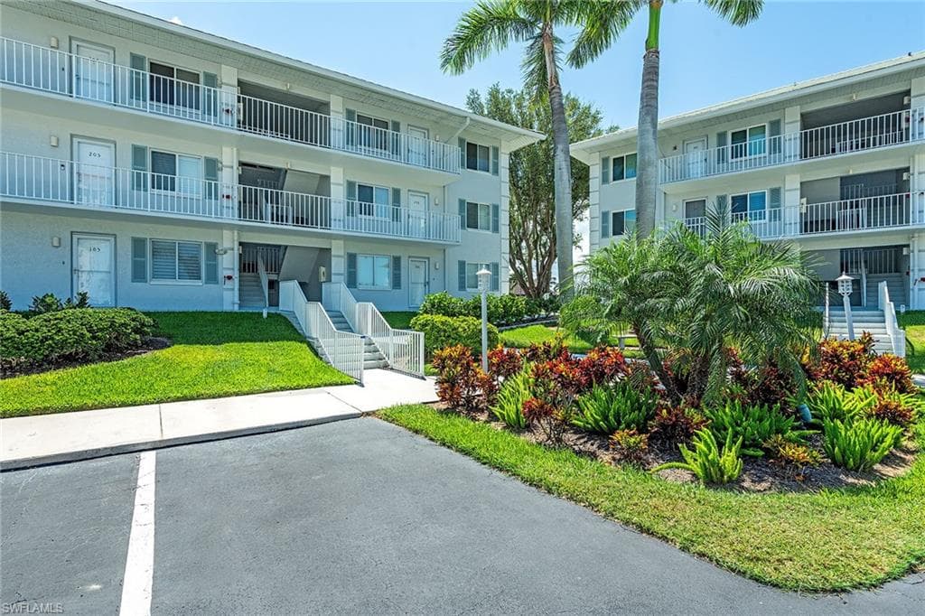 10684 Gulf Shore DR B-305 NAPLES, FL 34108