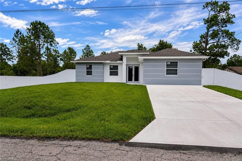 914 5th AVE LEHIGH ACRES, FL 33972