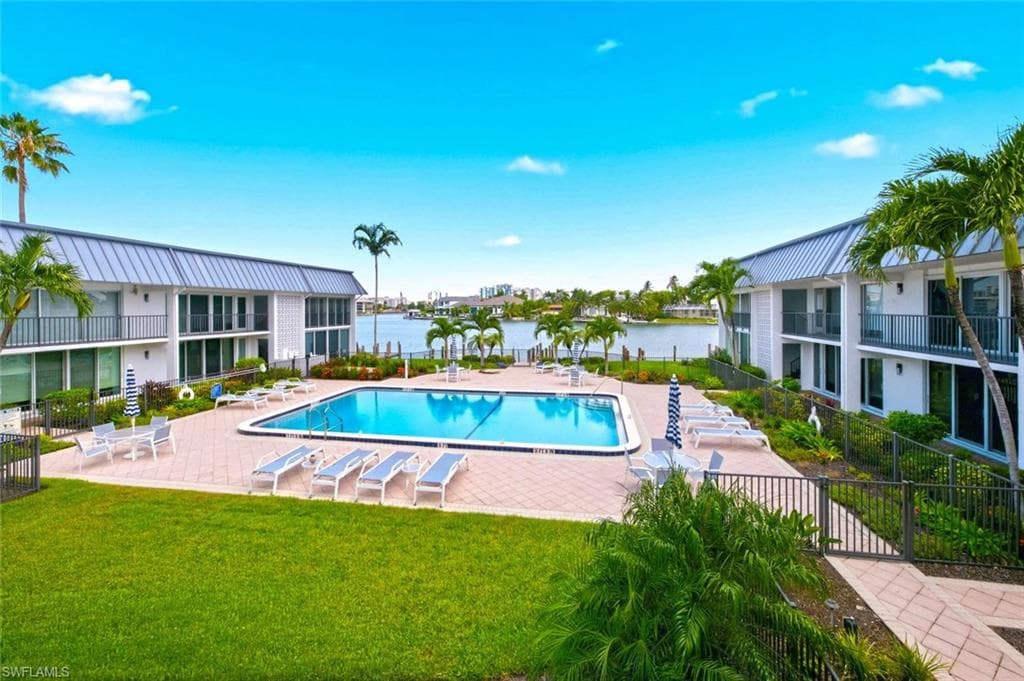 333 Harbour DR 209 NAPLES, FL 34103
