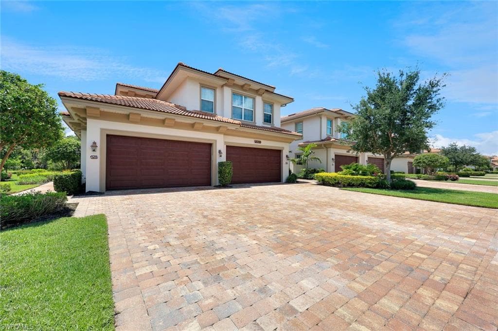 7801 Hawthorne DR 2701 NAPLES, FL 34113