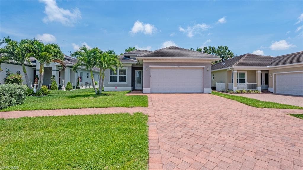 2737 Linda DR NAPLES, FL 34112