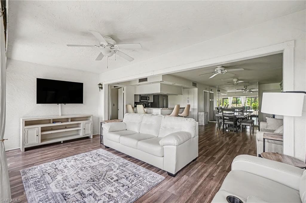 5625 Trailwinds DR 412 FORT MYERS, FL 33907
