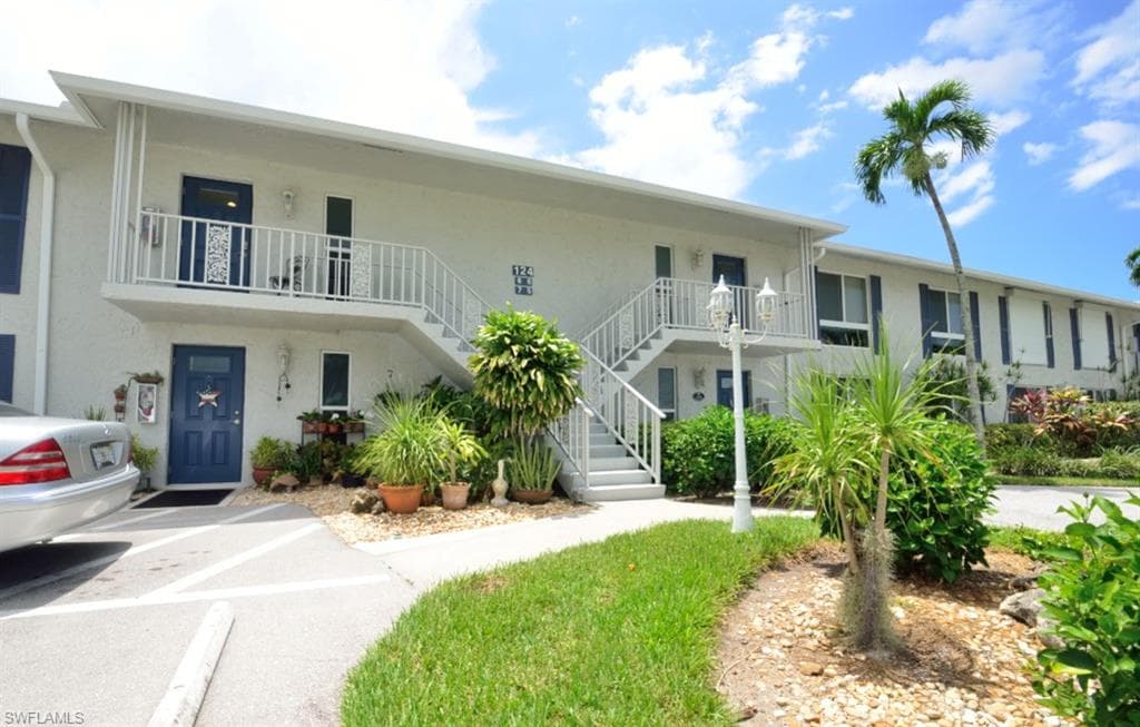 124 Penny LN 778 NAPLES, FL 34112
