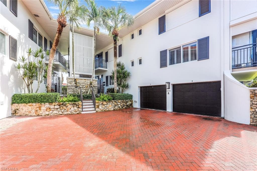 2216 Gulf Shore BLVD N R3 NAPLES, FL 34102