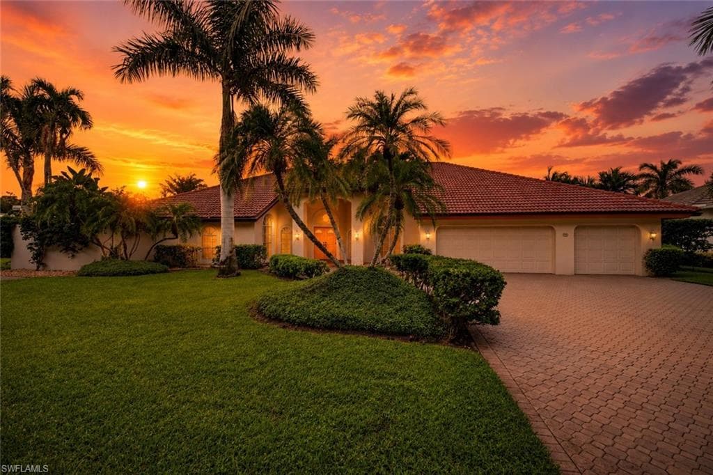 700 HOLLYBRIAR LN NAPLES, FL 34108