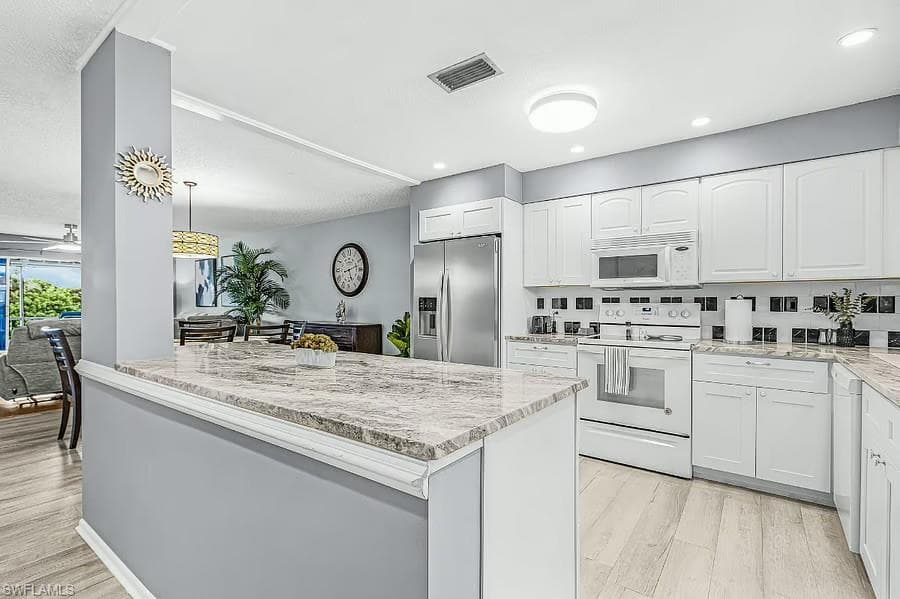 600 Valley Stream DR F8 NAPLES, FL 34113