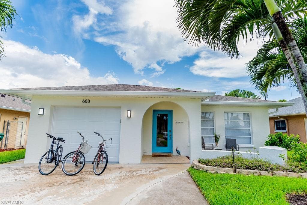 688 106th AVE N NAPLES, FL 34108