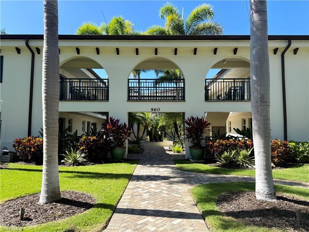 960 7th ST S 202 NAPLES, FL 34102
