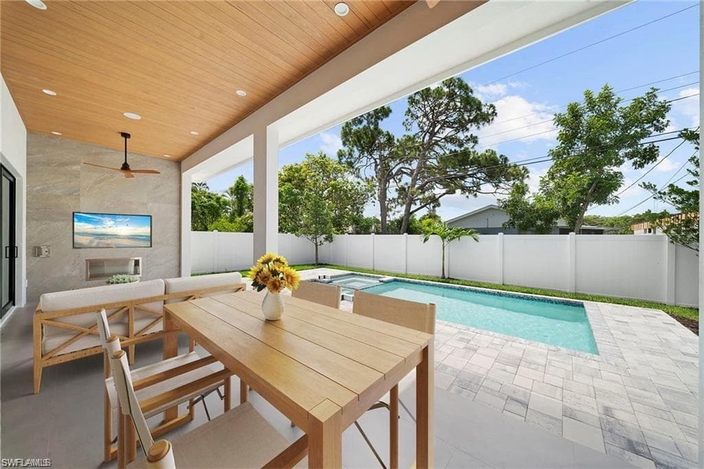 638 93rd AVE N NAPLES, FL 34108