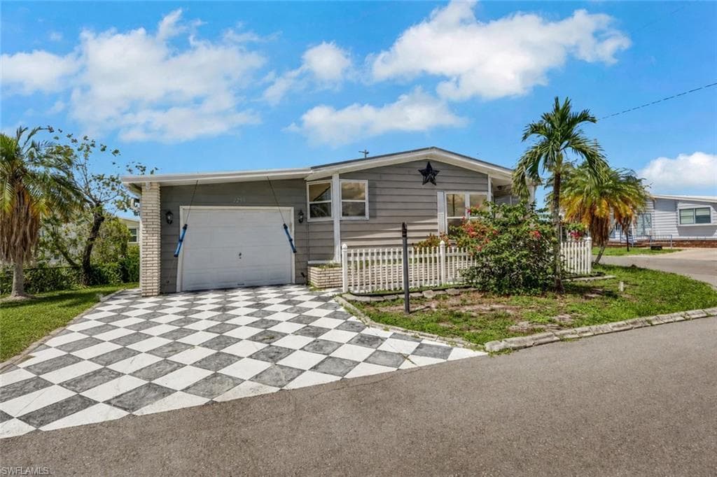 9258 Desoto DR NORTH FORT MYERS, FL 33903