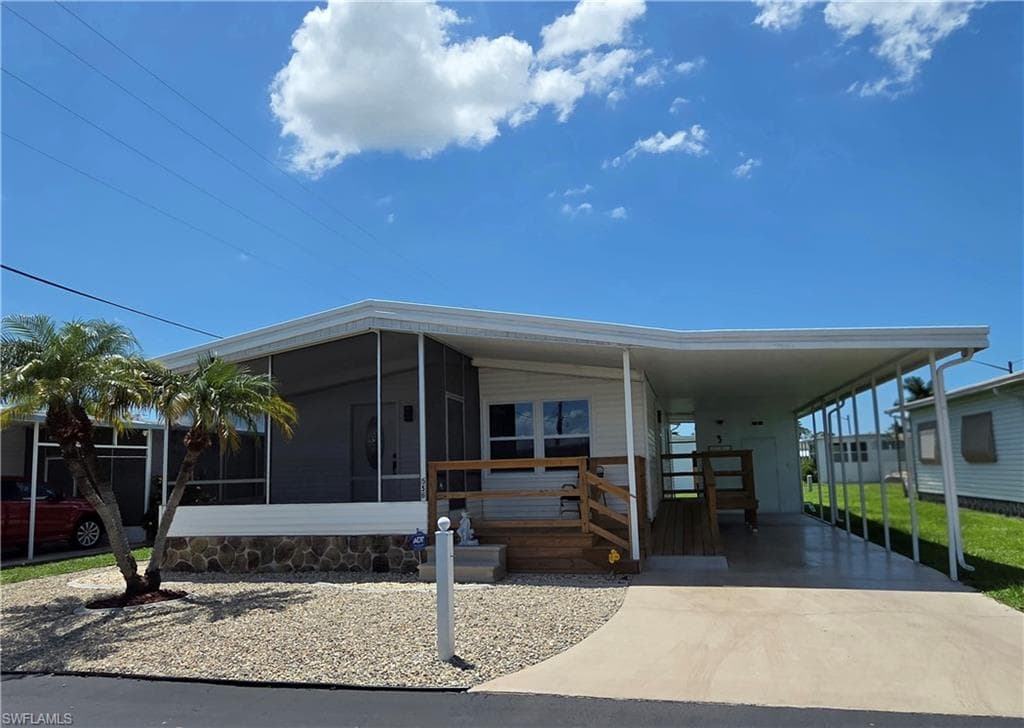 556 Freedom ST NORTH FORT MYERS, FL 33917