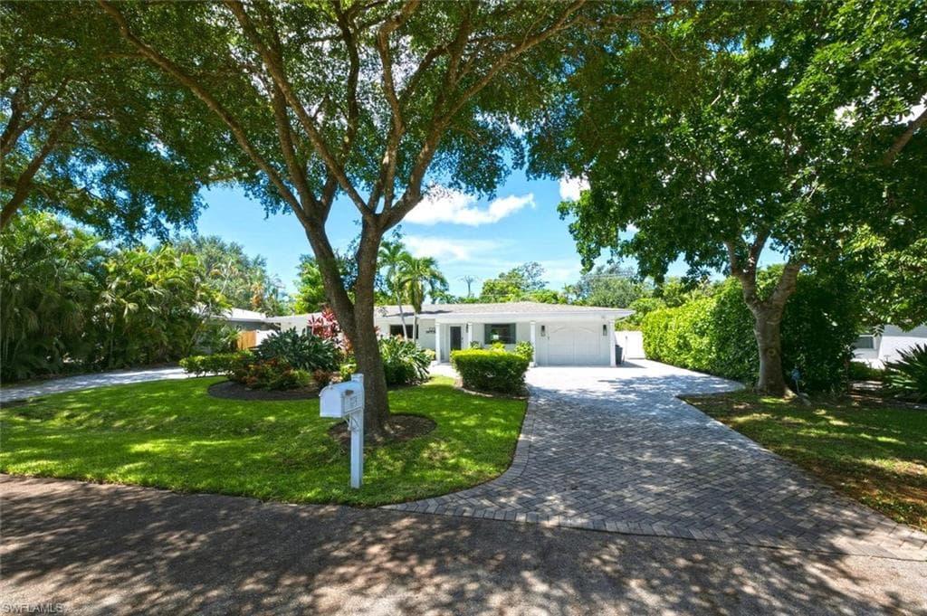 1274 Pine CT NAPLES, FL 34102