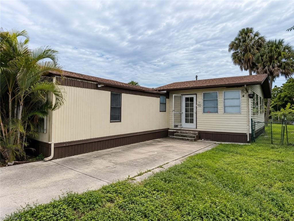 130 Lantern PL NORTH FORT MYERS, FL 33917