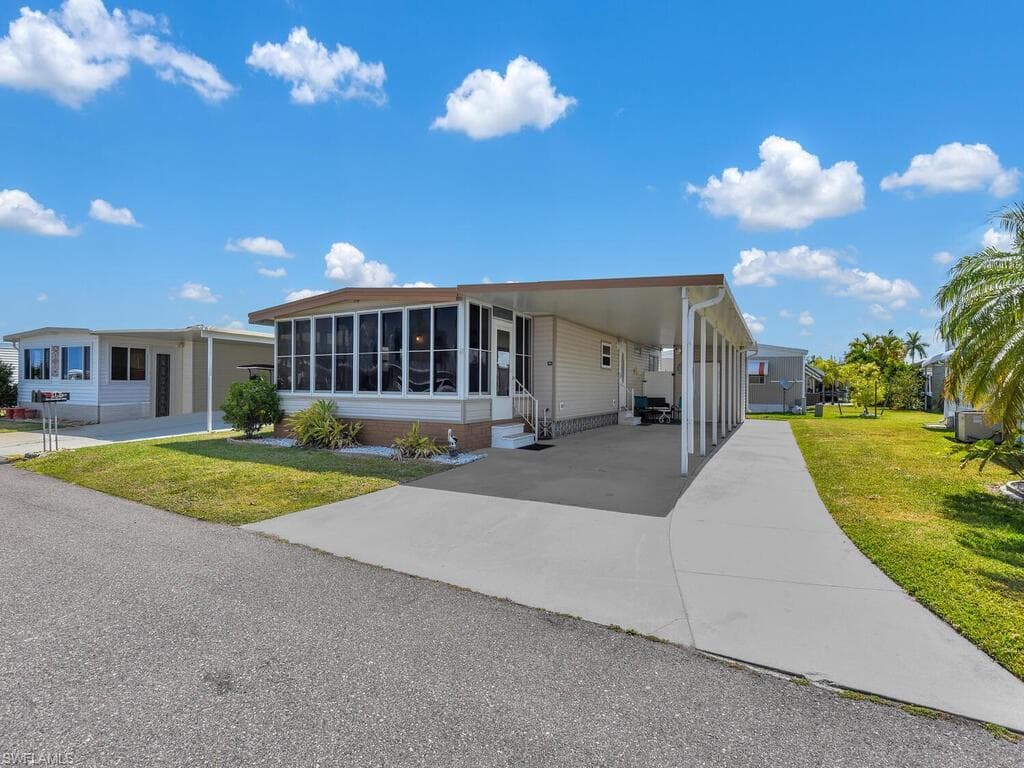 300 Shoreland DR FORT MYERS, FL 33905