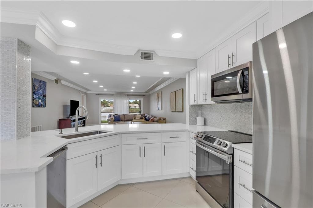 9580 Victoria LN 104 NAPLES, FL 34109