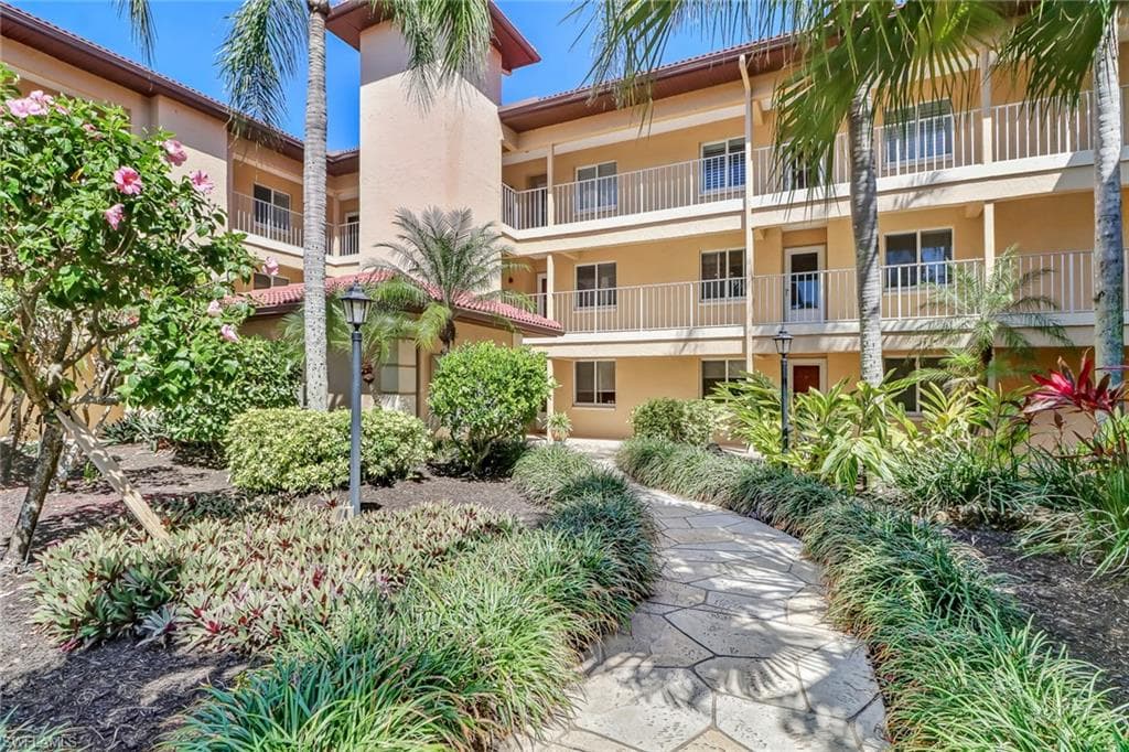 1025 Foxfire LN 303 NAPLES, FL 34104