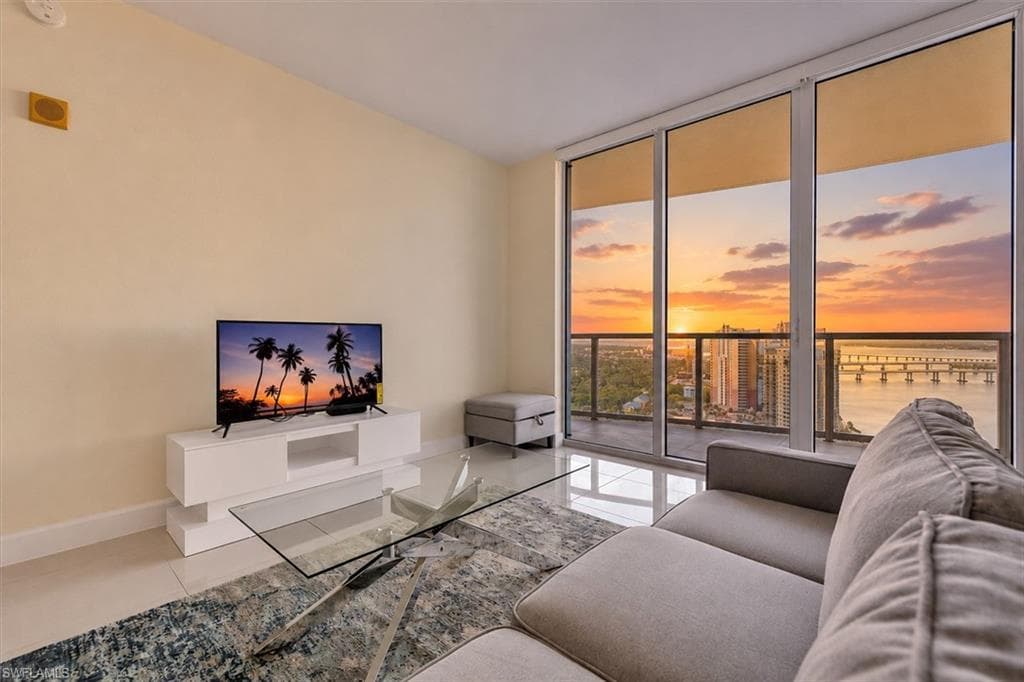 3000 Oasis Grand BLVD 2802 FORT MYERS, FL 33916