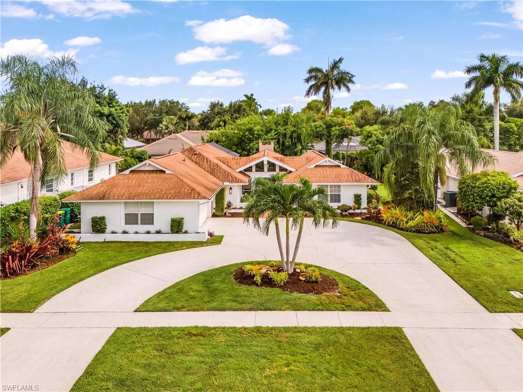 2472 Pine Woods CIR 17 NAPLES, FL 34105