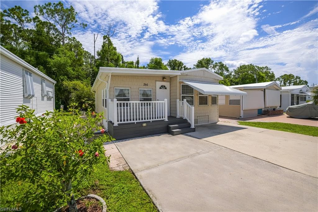 260 Caravan CIR NORTH FORT MYERS, FL 33903