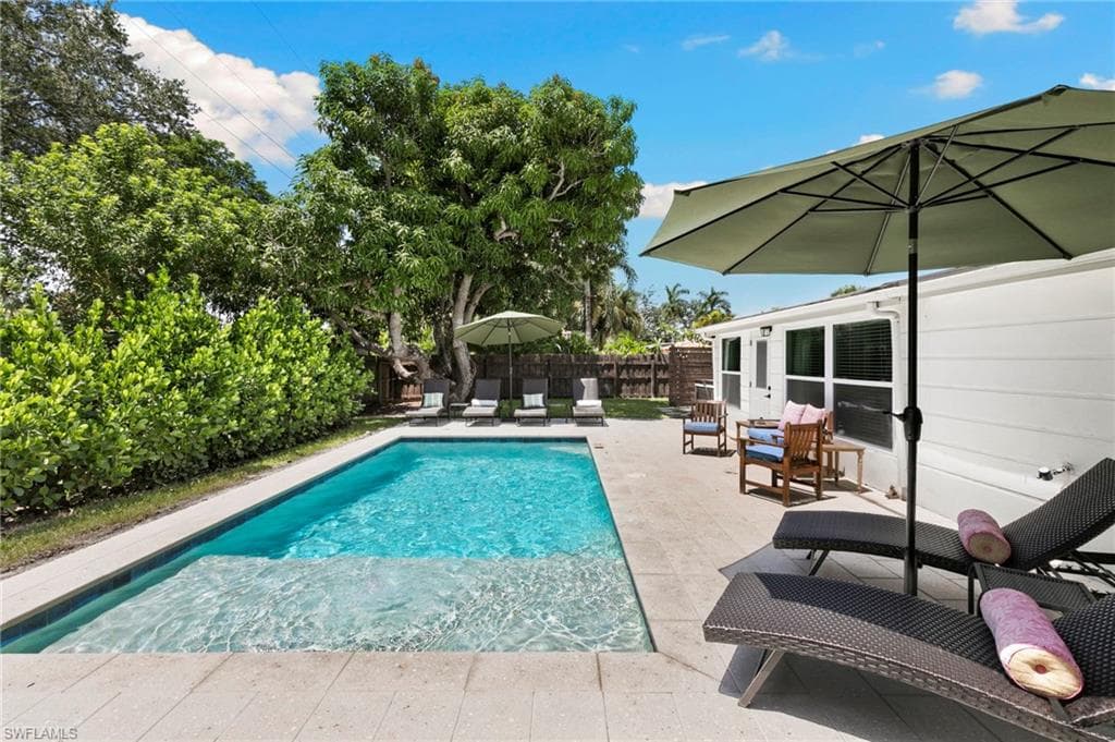 2160 Holiday LN NAPLES, FL 34104