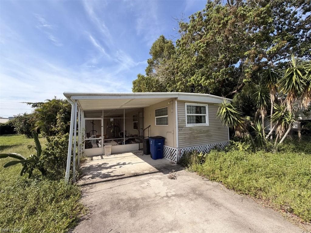 2074 Flowers DR FORT MYERS, FL 33907