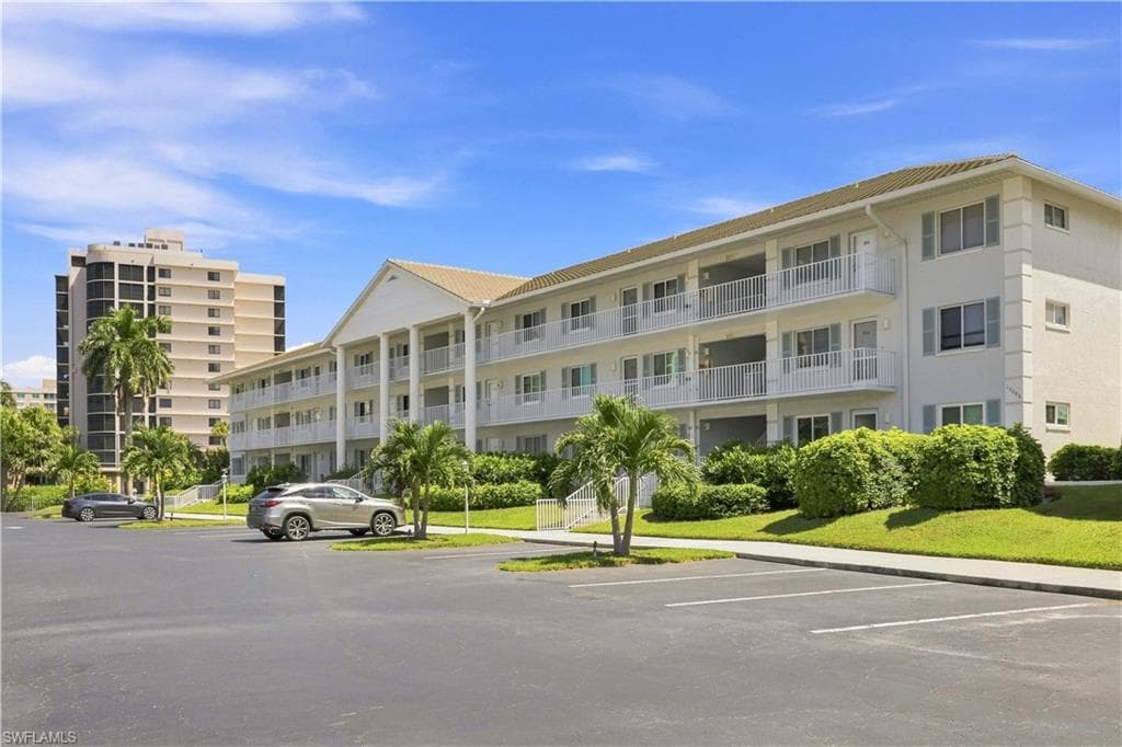10686 Gulf Shore DR 206 NAPLES, FL 34108