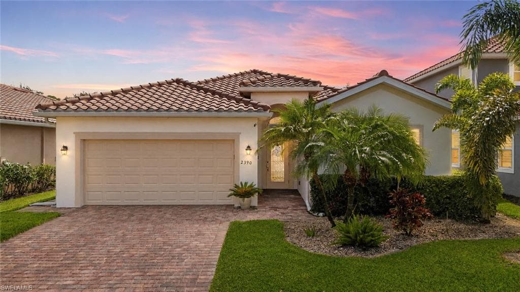 2390 Heydon CIR E NAPLES, FL 34120