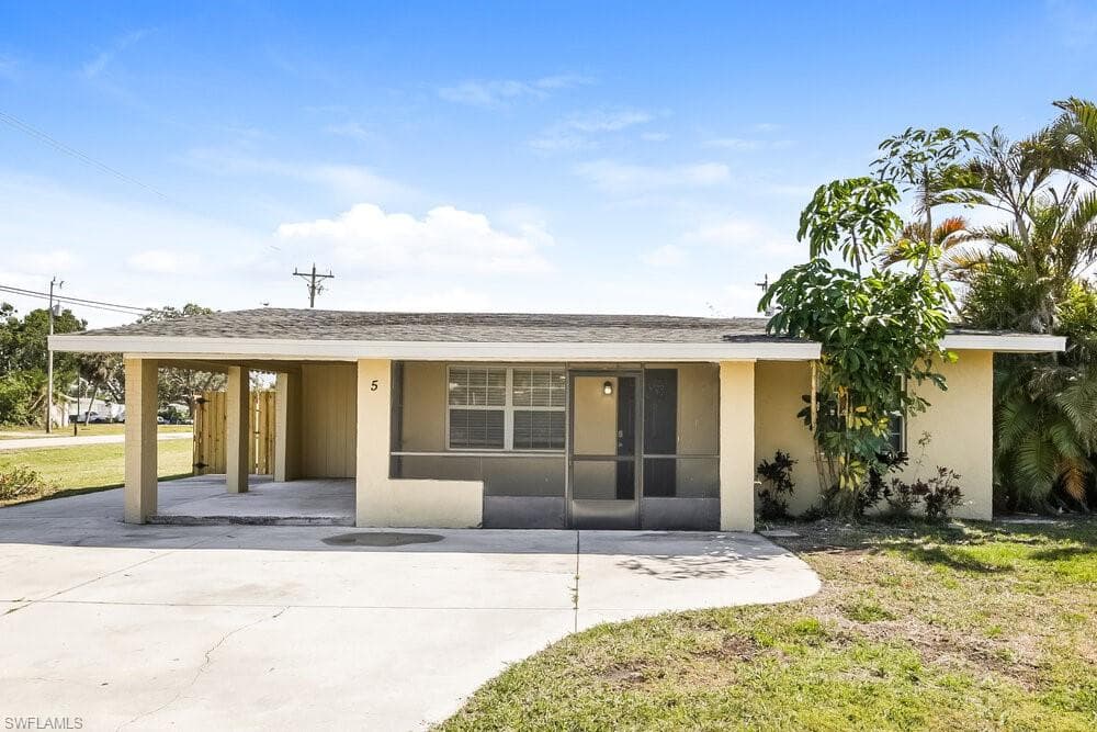 5 Victoria DR NORTH FORT MYERS, FL 33917