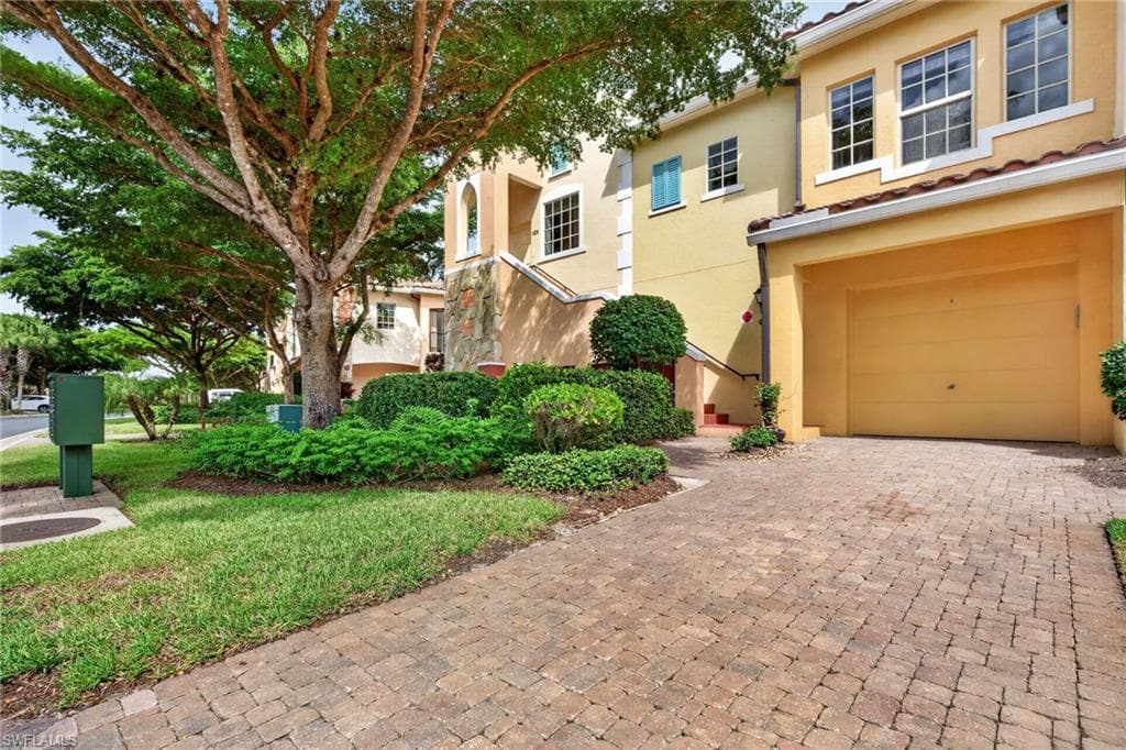 8701 Piazza Del Lago CIR 202 ESTERO, FL 33928