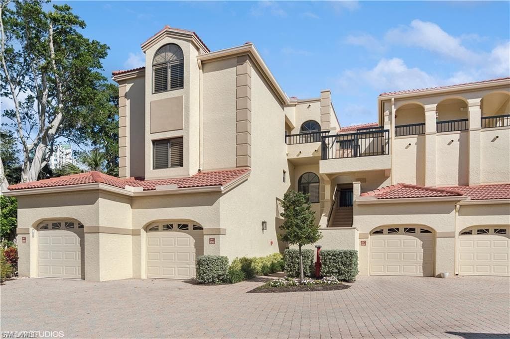 7048 Pelican Bay BLVD C-105 NAPLES, FL 34108