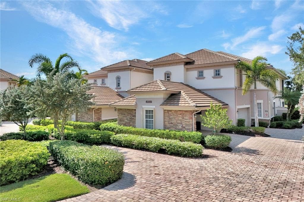 8723 Coastline CT 202 NAPLES, FL 34120