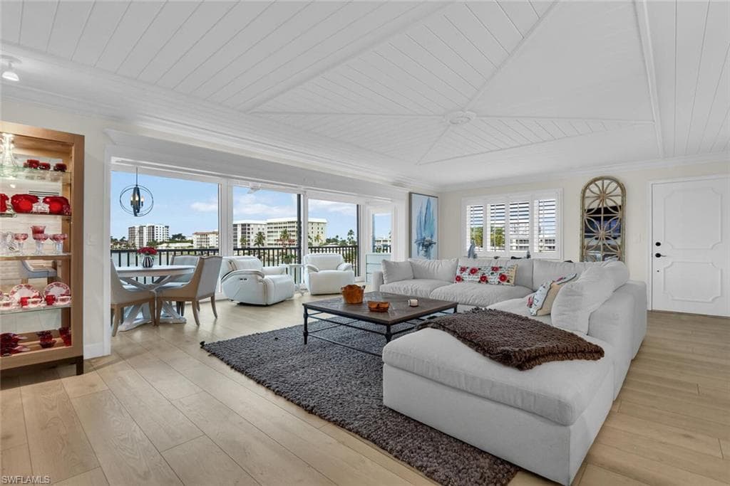 222 Harbour DR 403 NAPLES, FL 34103
