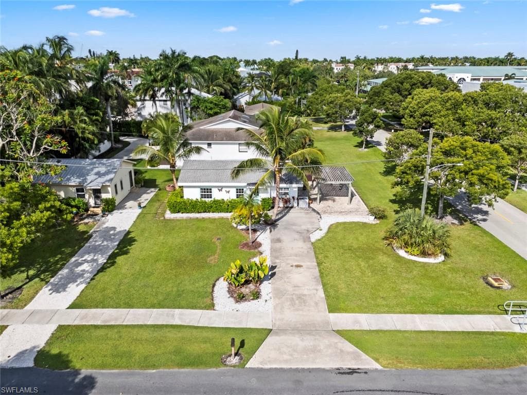 560 9th AVE S NAPLES, FL 34102