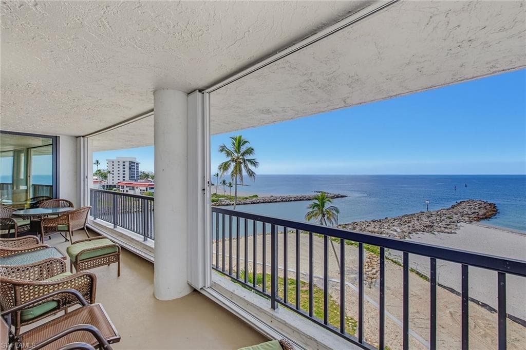 2348 Gulf Shore BLVD N 506 NAPLES, FL 34103