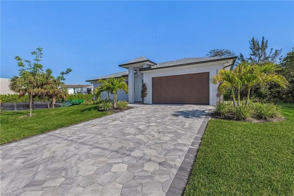 2499 Pine ST NAPLES, FL 34112