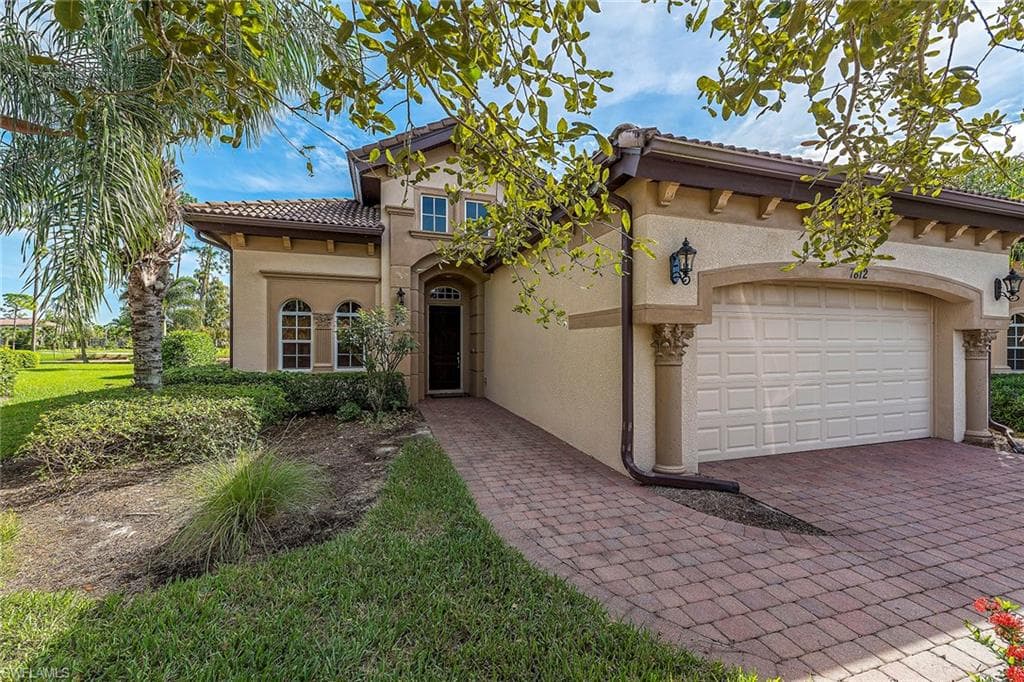 7812 Valencia CT NAPLES, FL 34113