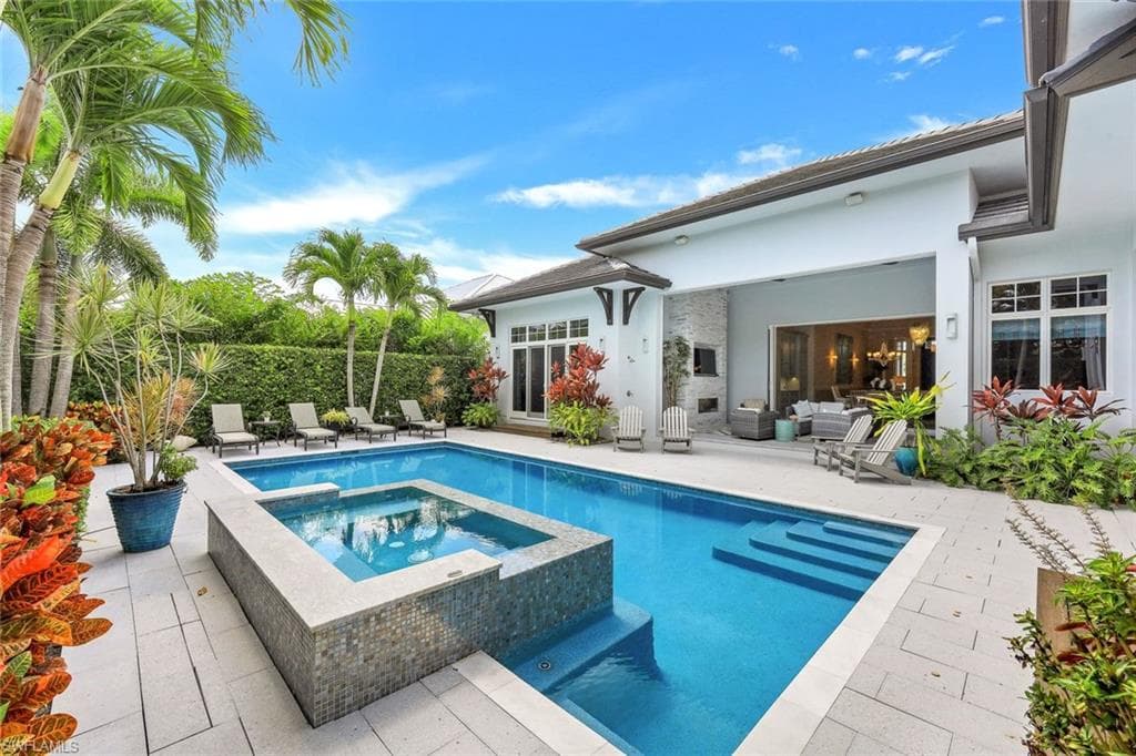 425 Harbour DR NAPLES, FL 34103