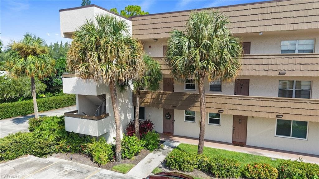 499 Forest Lakes BLVD 201 NAPLES, FL 34105