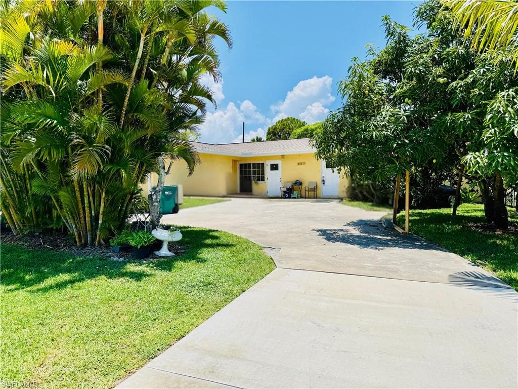 690 98th AVE N NAPLES, FL 34108
