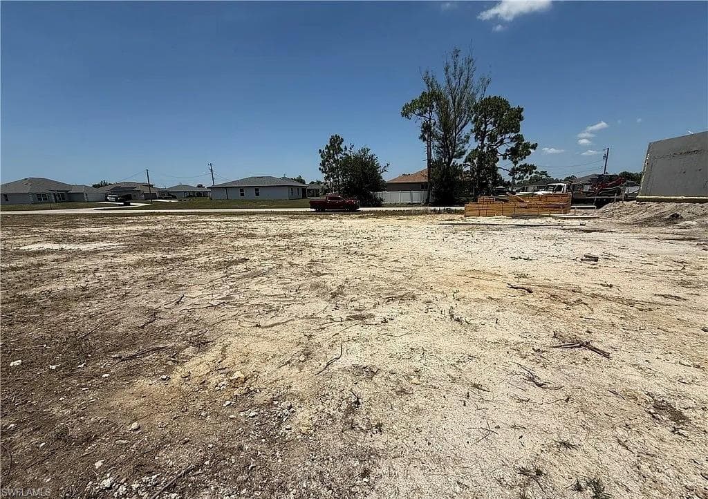 2208 NE 39th TER CAPE CORAL, FL 33909