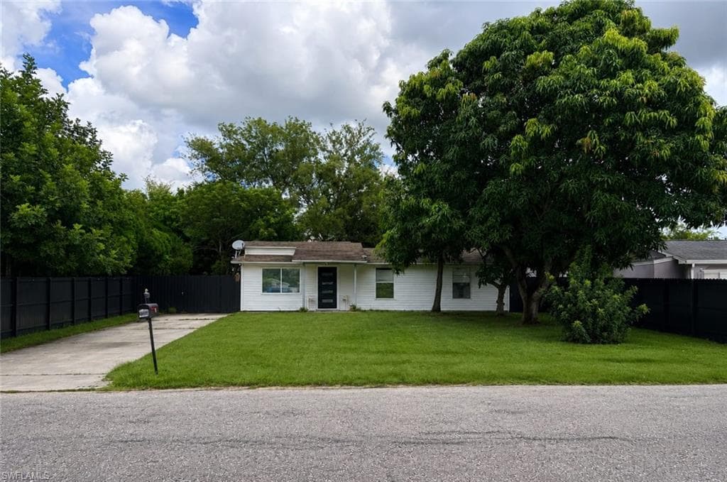 480 Valley DR LEHIGH ACRES, FL 33936
