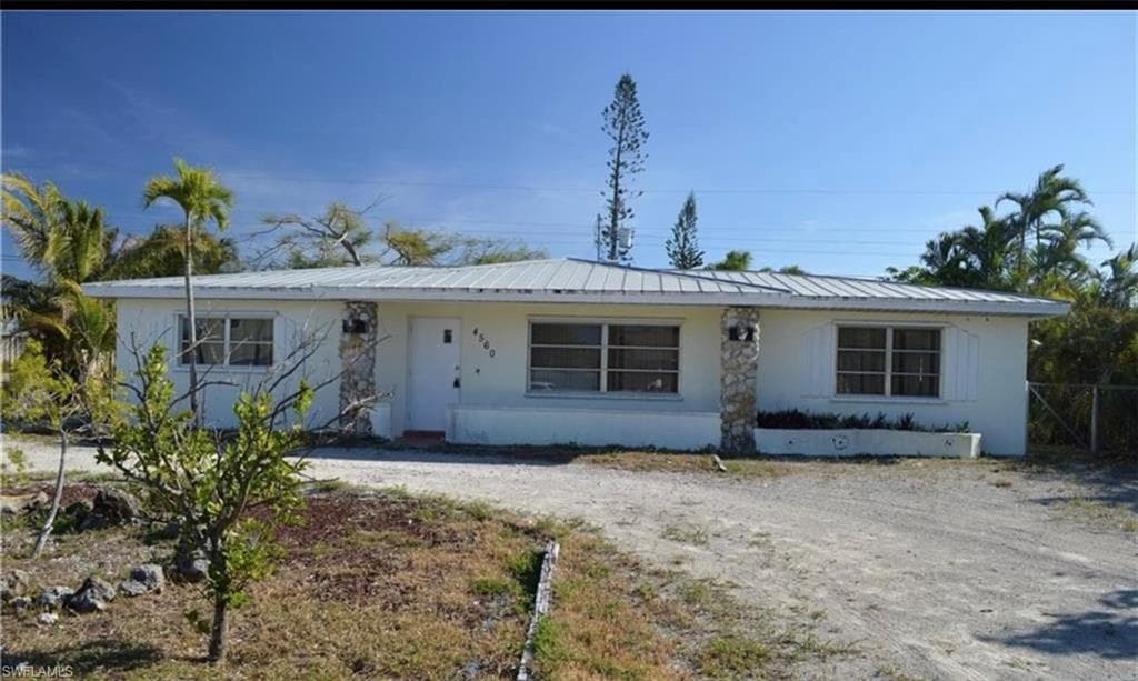 4560 Capri DR NAPLES, FL 34103