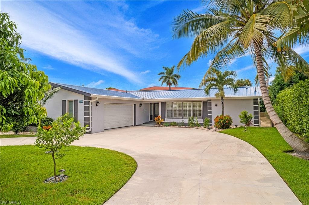 1072 Wisconsin DR NAPLES, FL 34103