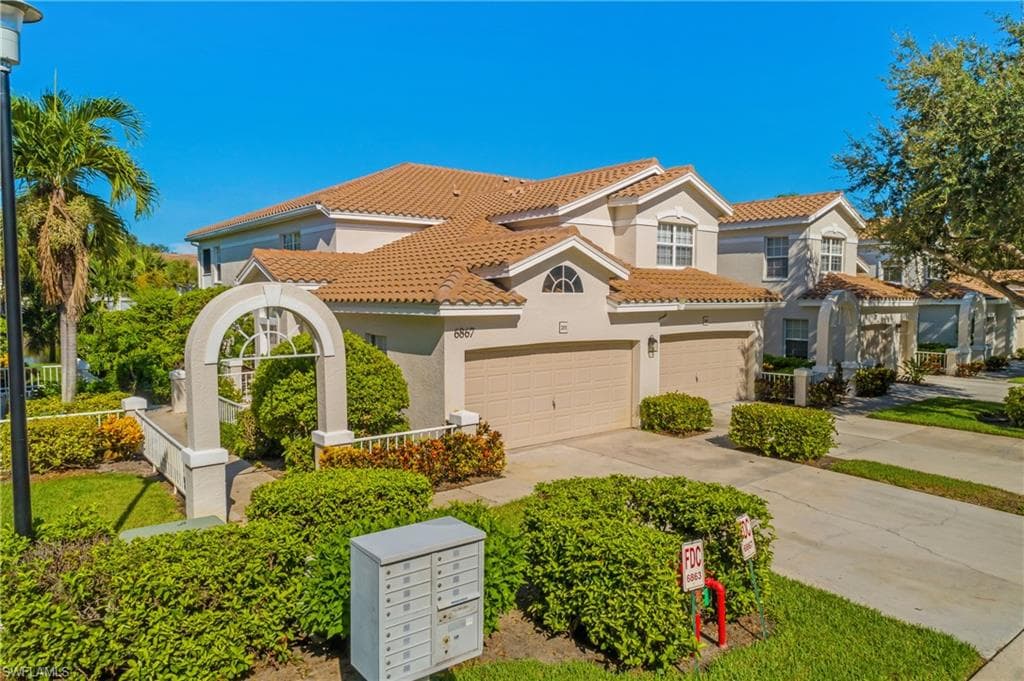 6867 Satinleaf RD S 201 NAPLES, FL 34109