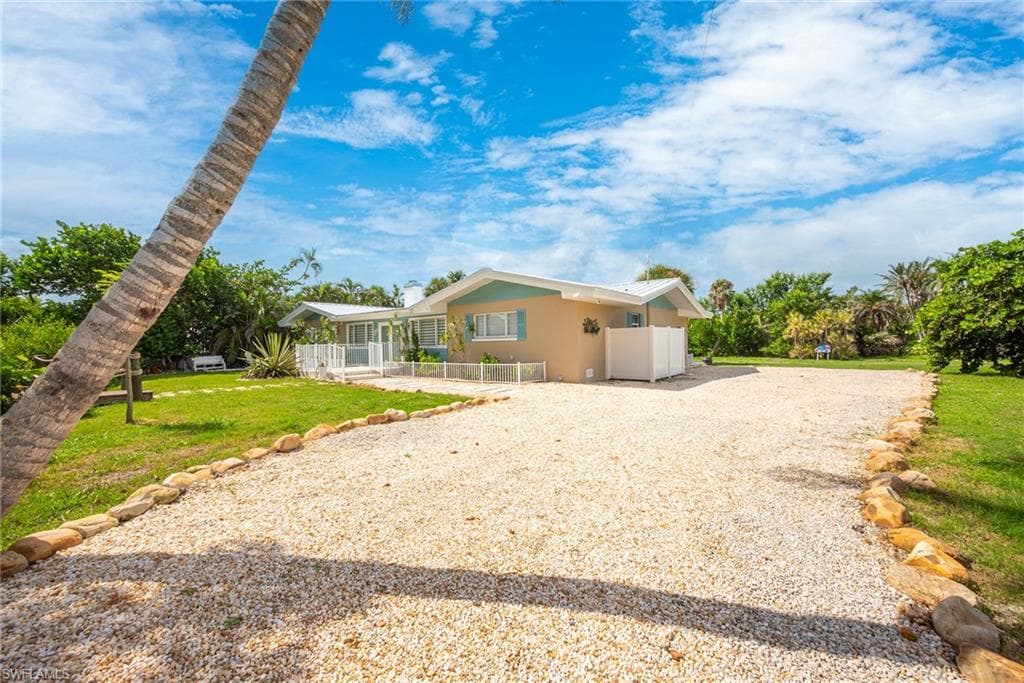 5885 Pine Tree DR SANIBEL, FL 33957