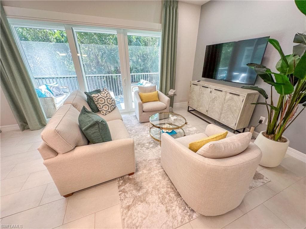 232 Indies DR E 201 NAPLES, FL 34114
