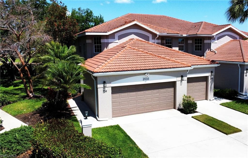 2033 Crestview WAY 104 NAPLES, FL 34119