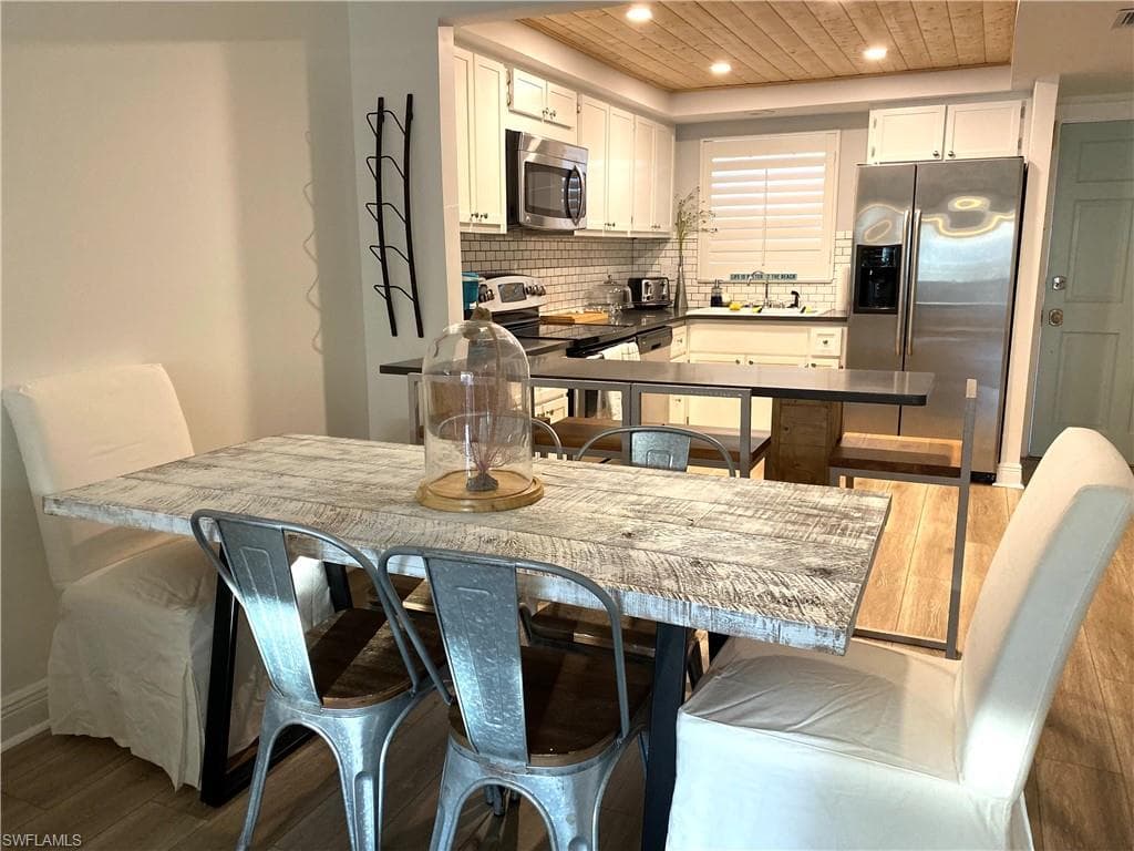 1900 Alamanda DR 107 NAPLES, FL 34102