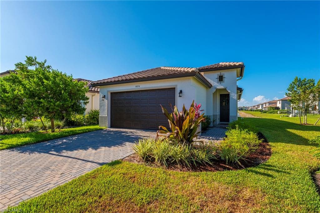 8854 Madrid CIR NAPLES, FL 34104